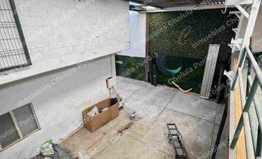 Oportunidad de adquirir una bodega en San Andrés Cholula a 5 minutos de periférico y 2 minutos de Radial Zapata, haz crecer tu negocio y que tu empresa crezca. Nave techada de 550 m2 con tapanco, oficinas, sanitarios, bodegas, cocina.