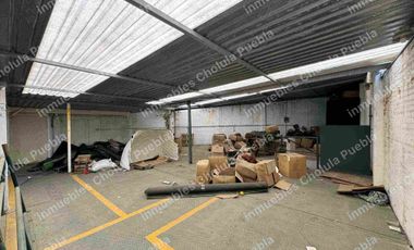 Oportunidad de adquirir una bodega en San Andrés Cholula a 5 minutos de periférico y 2 minutos de Radial Zapata, haz crecer tu negocio y que tu empresa crezca. Nave techada de 550 m2 con tapanco, oficinas, sanitarios, bodegas, cocina.