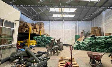 Oportunidad de adquirir una bodega en San Andrés Cholula a 5 minutos de periférico y 2 minutos de Radial Zapata, haz crecer tu negocio y que tu empresa crezca. Nave techada de 550 m2 con tapanco, oficinas, sanitarios, bodegas, cocina.