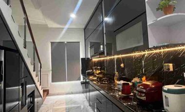 BEST PRICE !! Rumah Modern 3 Lantai Bintara Jaya Village | LB 270m² Full Modern + Rooftop |