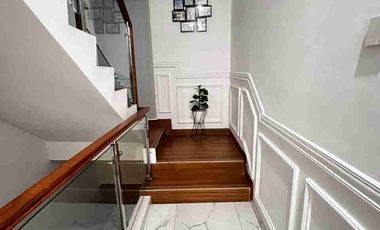 BEST PRICE !! Rumah Modern 3 Lantai Bintara Jaya Village | LB 270m² Full Modern + Rooftop |