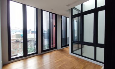 Murah !! Dijual Rumah Exclusive Listing Hook Mewah Luas 320 Ada Rooftop dan Lift di Pulo Nangka Kayu Putih Hadap Timur Utara