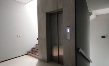 Murah !! Dijual Rumah Exclusive Listing Hook Mewah Luas 320 Ada Rooftop dan Lift di Pulo Nangka Kayu Putih Hadap Timur Utara