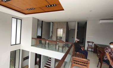 Murah !! Dijual Rumah Exclusive Listing Hook Mewah Luas 320 Ada Rooftop dan Lift di Pulo Nangka Kayu Putih Hadap Timur Utara