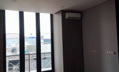 Murah !! Dijual Rumah Exclusive Listing Hook Mewah Luas 320 Ada Rooftop dan Lift di Pulo Nangka Kayu Putih Hadap Timur Utara