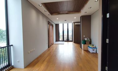 Murah !! Dijual Rumah Exclusive Listing Hook Mewah Luas 320 Ada Rooftop dan Lift di Pulo Nangka Kayu Putih Hadap Timur Utara