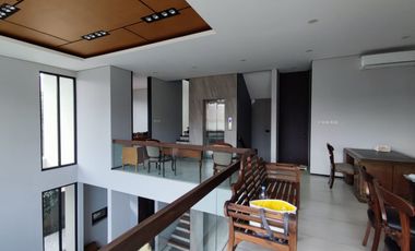 Murah !! Dijual Rumah Exclusive Listing Hook Mewah Luas 320 Ada Rooftop dan Lift di Pulo Nangka Kayu Putih Hadap Timur Utara