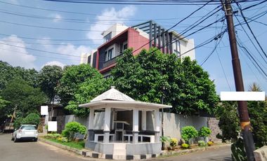 Murah !! Dijual Rumah Exclusive Listing Hook Mewah Luas 320 Ada Rooftop dan Lift di Pulo Nangka Kayu Putih Hadap Timur Utara