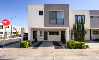 CASA en Dominio cumbres en esquina