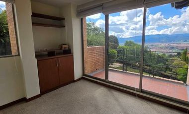 🏡 ¡LA VISTA DE TUS SUEÑOS A PRECIO DE GANGA! 🌅  ¿Buscas despertar cada mañana con la Sabana a tus pies? Esta casa en Encenillos de Sindamanoy no es