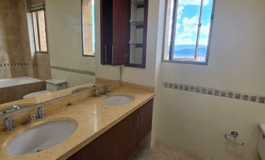 🏡 ¡LA VISTA DE TUS SUEÑOS A PRECIO DE GANGA! 🌅  ¿Buscas despertar cada mañana con la Sabana a tus pies? Esta casa en Encenillos de Sindamanoy no es