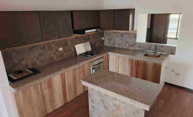 Renta de departamento 2 piso alto Urb Las Riberas vía Samborondón de 2 habitaciones cerca Village Plaza