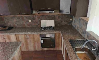 Renta de departamento 2 piso alto Urb Las Riberas vía Samborondón de 2 habitaciones cerca Village Plaza
