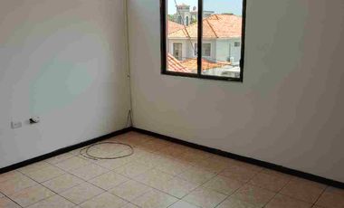 Renta de departamento 2 piso alto Urb Las Riberas vía Samborondón de 2 habitaciones cerca Village Plaza