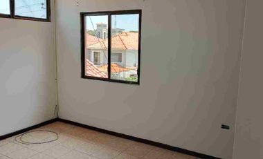 Renta de departamento 2 piso alto Urb Las Riberas vía Samborondón de 2 habitaciones cerca Village Plaza
