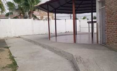 SE RENTA HERMOSA CASA EN MANTA