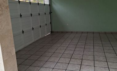 Residencia en Venta en Jardines de Virginia – Amplios Espacios y Excelente Ubicación