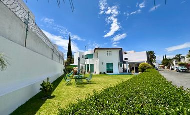 Casa en Fraccionamiento en el Barreal, cerca del periferico y la recta