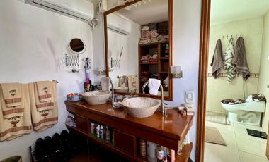 Casa en Fraccionamiento en el Barreal, cerca del periferico y la recta