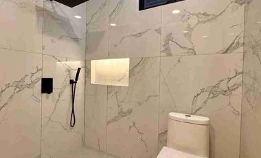 Venta de moderna casa tres dormitorios con piscina, esquinera, isla Celeste