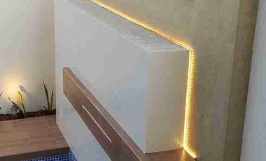 Venta de moderna casa tres dormitorios con piscina, esquinera, isla Celeste