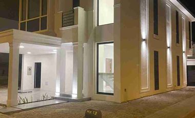 Venta de moderna casa tres dormitorios con piscina, esquinera, isla Celeste