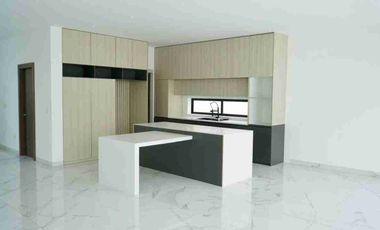 Venta de moderna casa tres dormitorios con piscina, esquinera, isla Celeste