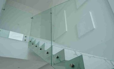 Venta de moderna casa tres dormitorios con piscina, esquinera, isla Celeste