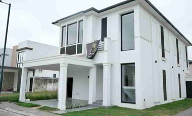 Venta de moderna casa tres dormitorios con piscina, esquinera, isla Celeste