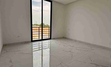 Venta de moderna casa tres dormitorios con piscina, esquinera, isla Celeste