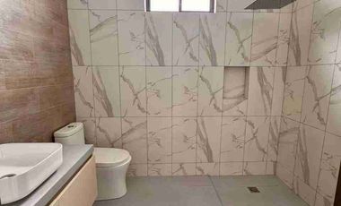 Venta de moderna casa tres dormitorios con piscina, esquinera, isla Celeste