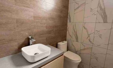 Venta de moderna casa tres dormitorios con piscina, esquinera, isla Celeste