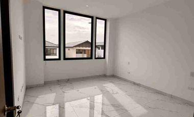 Venta de moderna casa tres dormitorios con piscina, esquinera, isla Celeste