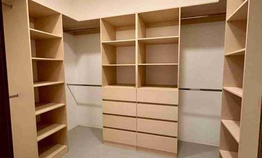 Venta de moderna casa tres dormitorios con piscina, esquinera, isla Celeste