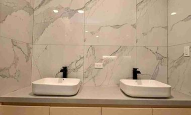 Venta de moderna casa tres dormitorios con piscina, esquinera, isla Celeste