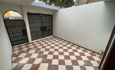 Casa de 3 Niveles de 6 Dorm. + Local Comercial - Urb. Sagitario