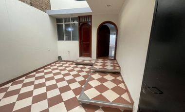 Casa de 3 Niveles de 6 Dorm. + Local Comercial - Urb. Sagitario