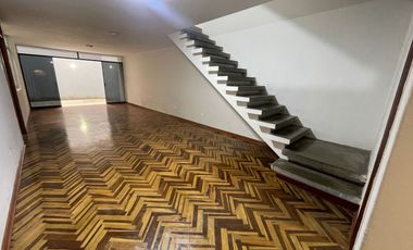 Casa de 3 Niveles de 6 Dorm. + Local Comercial - Urb. Sagitario