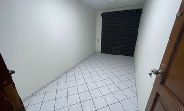 Casa de 3 Niveles de 6 Dorm. + Local Comercial - Urb. Sagitario