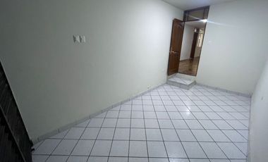Casa de 3 Niveles de 6 Dorm. + Local Comercial - Urb. Sagitario