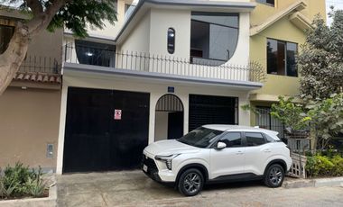 Casa de 3 Niveles de 6 Dorm. + Local Comercial - Urb. Sagitario