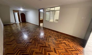 Casa de 3 Niveles de 6 Dorm. + Local Comercial - Urb. Sagitario