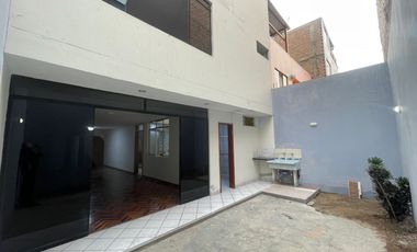 Casa de 3 Niveles de 6 Dorm. + Local Comercial - Urb. Sagitario