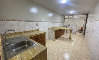 Casa de 3 Niveles de 6 Dorm. + Local Comercial - Urb. Sagitario