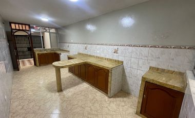 Casa de 3 Niveles de 6 Dorm. + Local Comercial - Urb. Sagitario