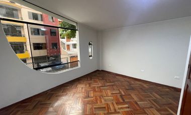 Casa de 3 Niveles de 6 Dorm. + Local Comercial - Urb. Sagitario
