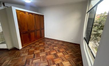 Casa de 3 Niveles de 6 Dorm. + Local Comercial - Urb. Sagitario