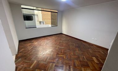 Casa de 3 Niveles de 6 Dorm. + Local Comercial - Urb. Sagitario