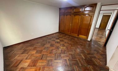 Casa de 3 Niveles de 6 Dorm. + Local Comercial - Urb. Sagitario