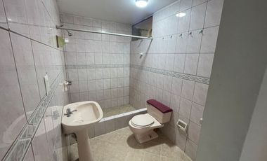 Casa de 3 Niveles de 6 Dorm. + Local Comercial - Urb. Sagitario